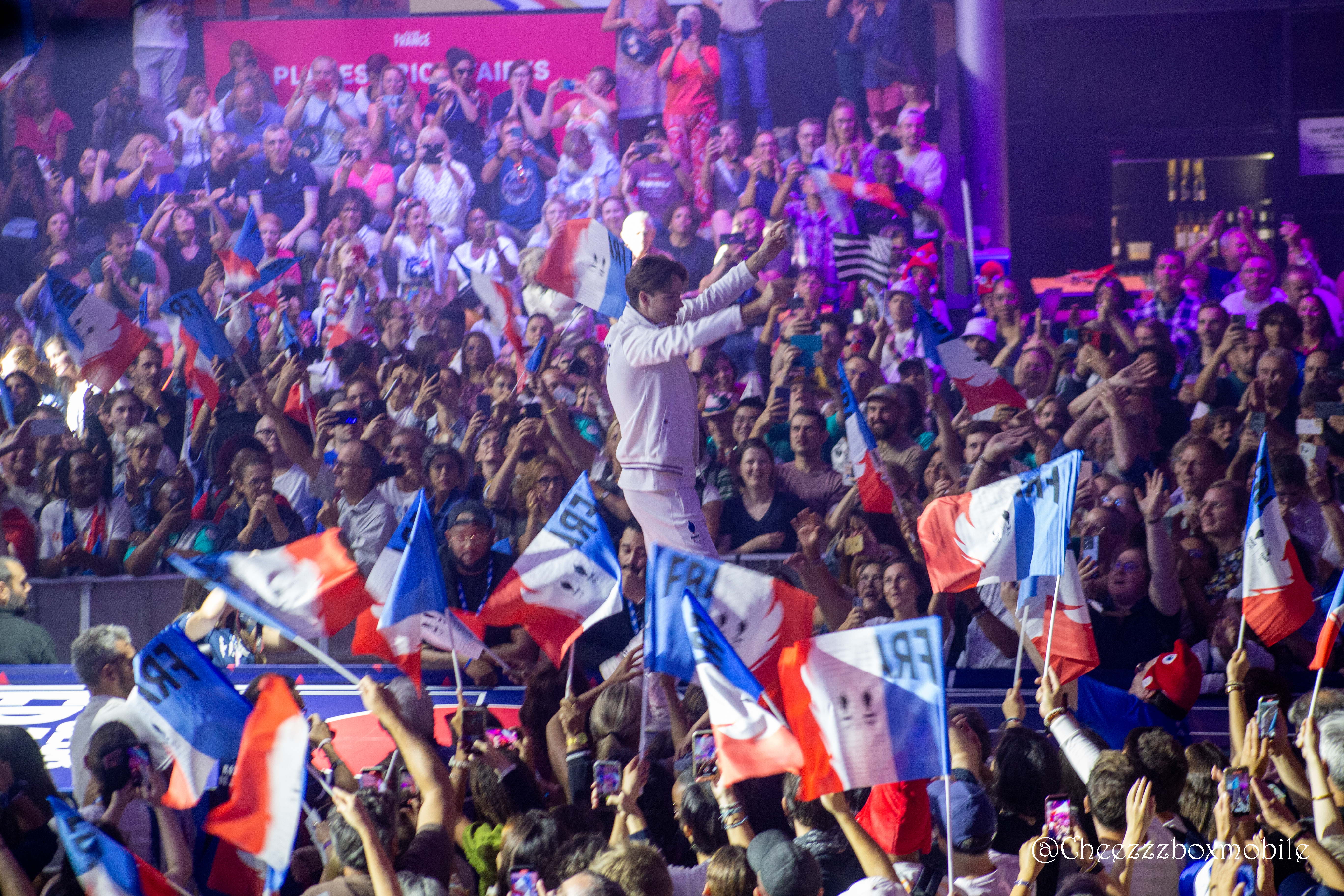 Au Club France, un athlète porté par la foule au milieu des drapeaux tricolores