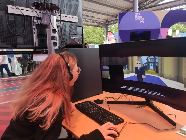 Une joueuse au casque sur la borne du stand